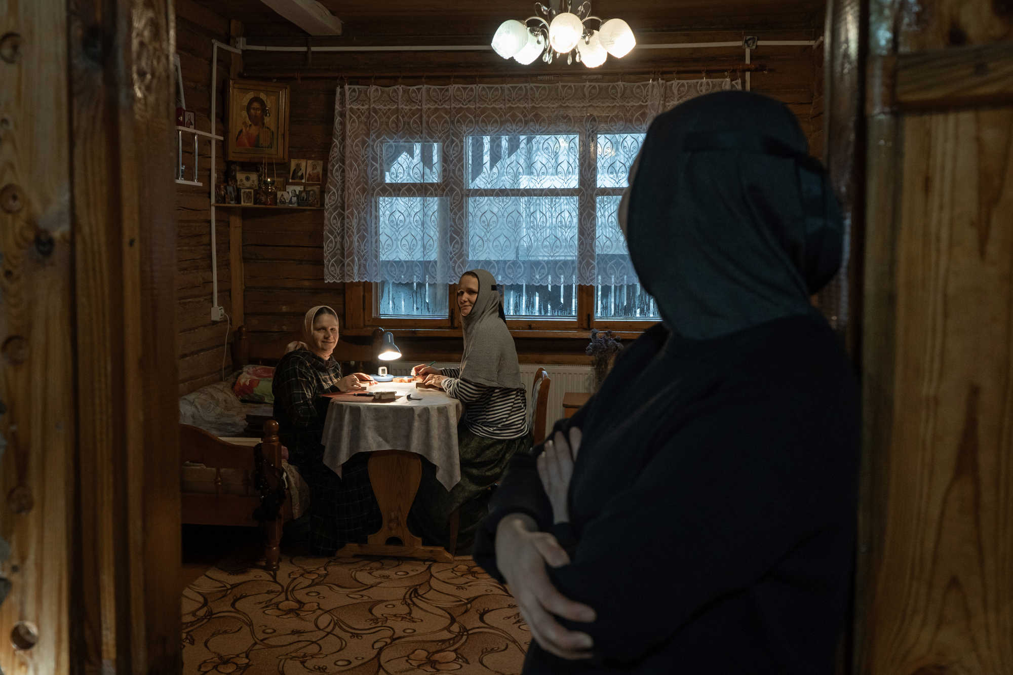 За рукоделием