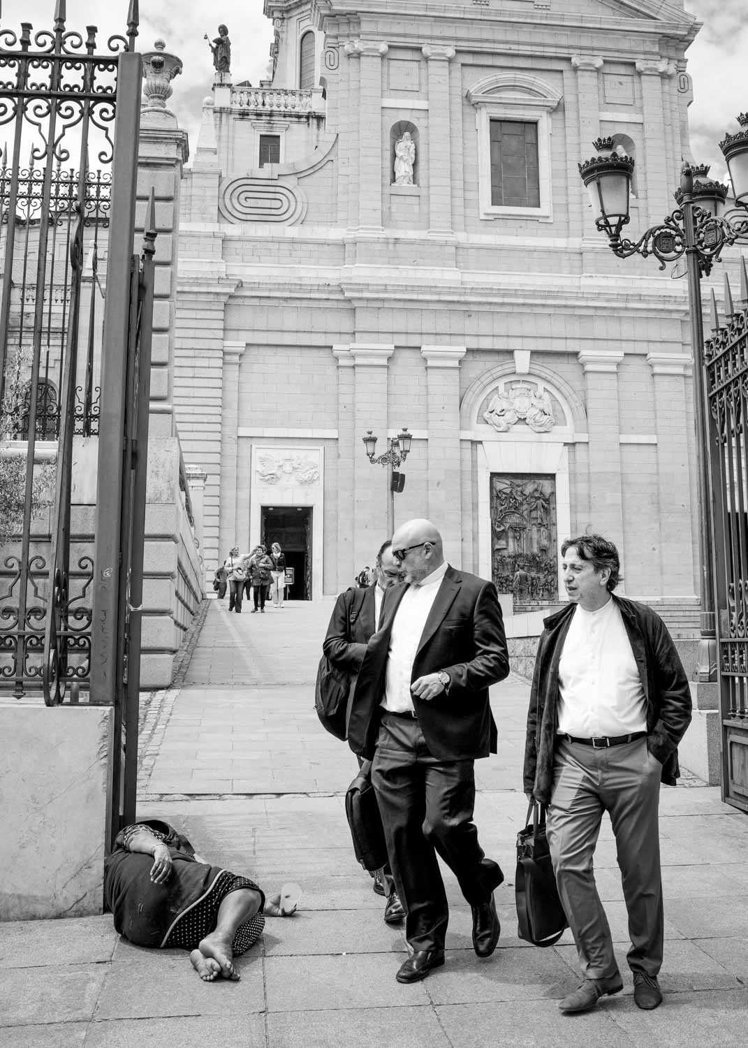 A Glance, street photography in Madrid by Mark Tytell